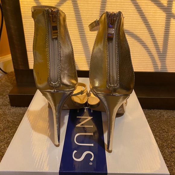 Gold heels brand new in original packaging. - Picture 4 of 4